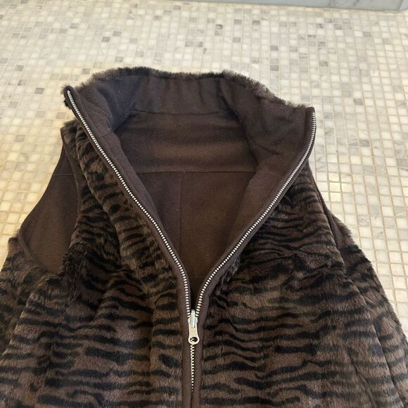 Cedrics Women’s Dark Brown Reversible Fur Vest - Picture 2 of 12